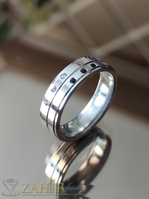  Великолепна изработка стоманен  пръстен тип халка с черни и бели кристали, широк 0,6 см, не променя цвета си - P1591